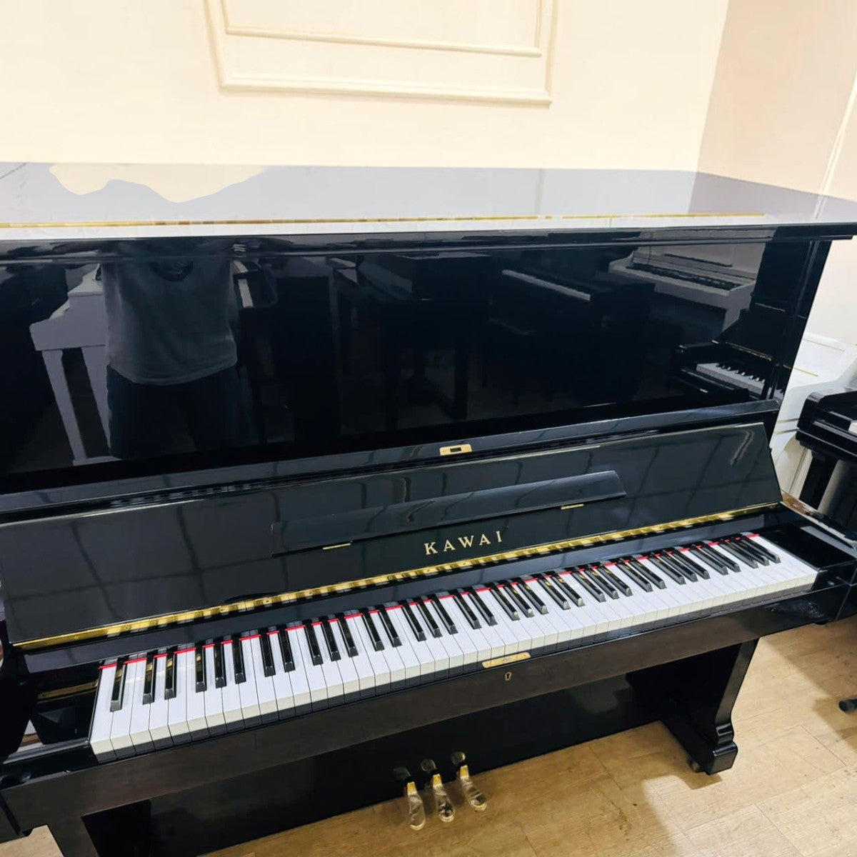 Đàn piano cơ upright Kawai KS5F màu đen bóng sang trọng tại TÂN NHẠC CỤ