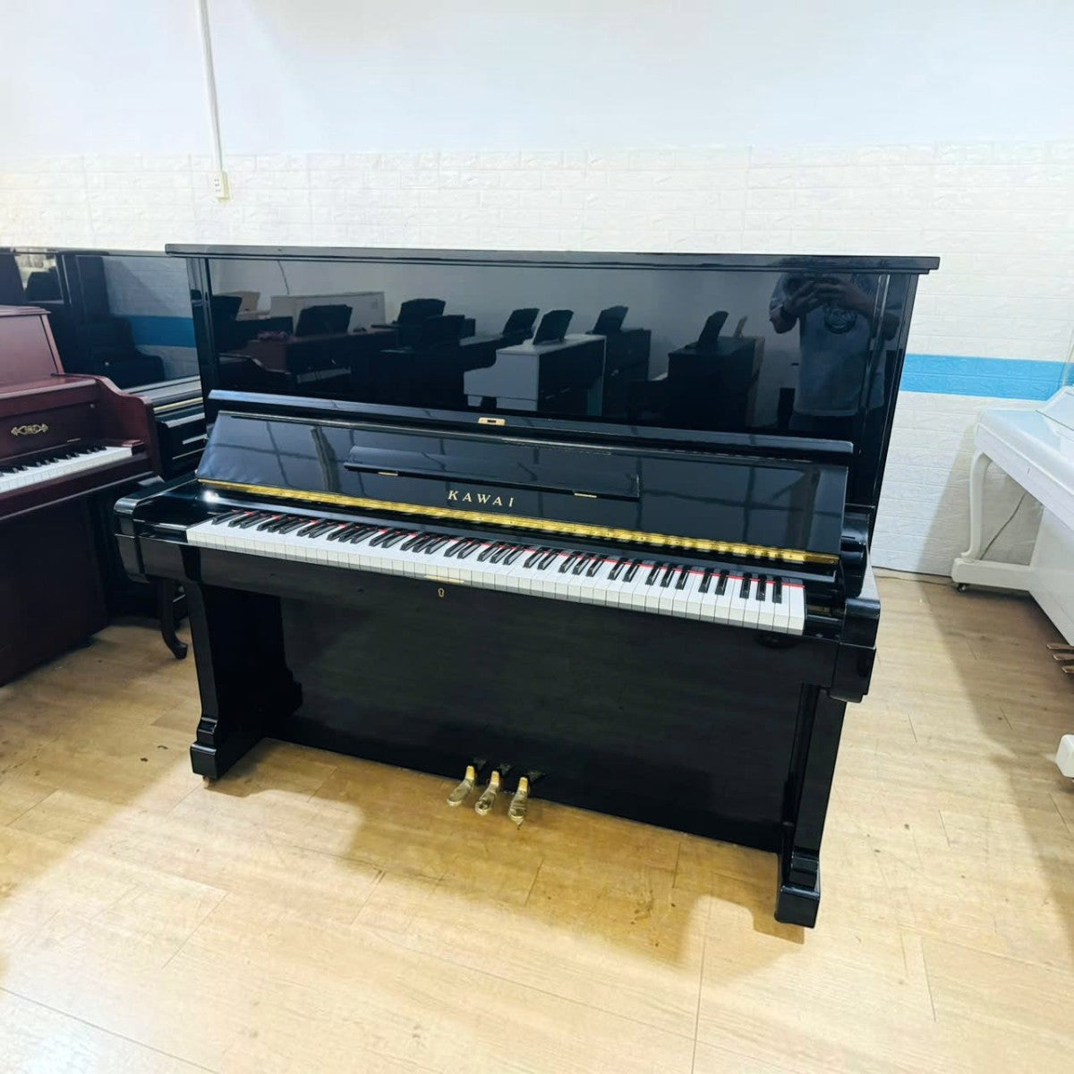 Đàn piano cơ upright Kawai KS5F màu đen bóng sang trọng tại TÂN NHẠC CỤ, thiết kế thùng cao 132cm uy lực.