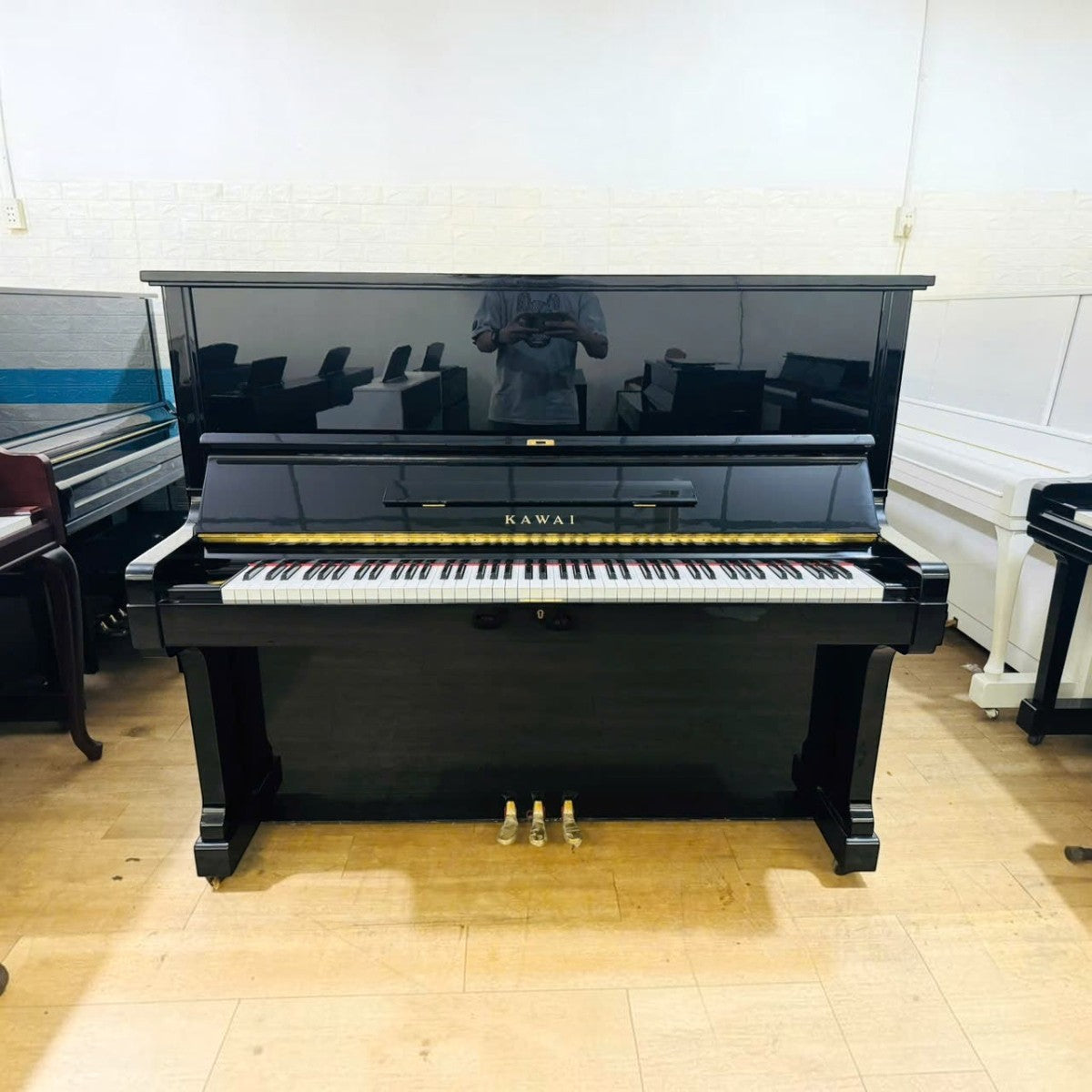 Đàn piano cơ upright Kawai KS5F màu đen bóng sang trọng tại TÂN NHẠC CỤ, thiết kế thùng cao 132cm uy lực.
