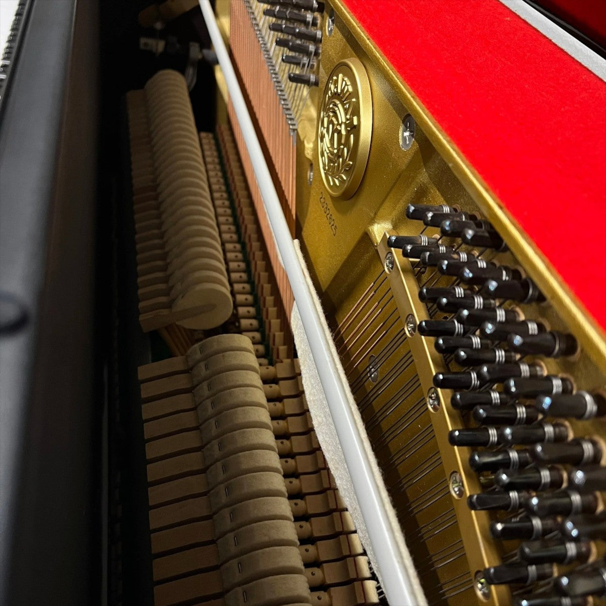 Cận cảnh bộ máy cơ bên trong đàn piano Kawai KU10 tại TÂN NHẠC CỤ với búa đàn nỉ và khung gang vàng sáng bóng
