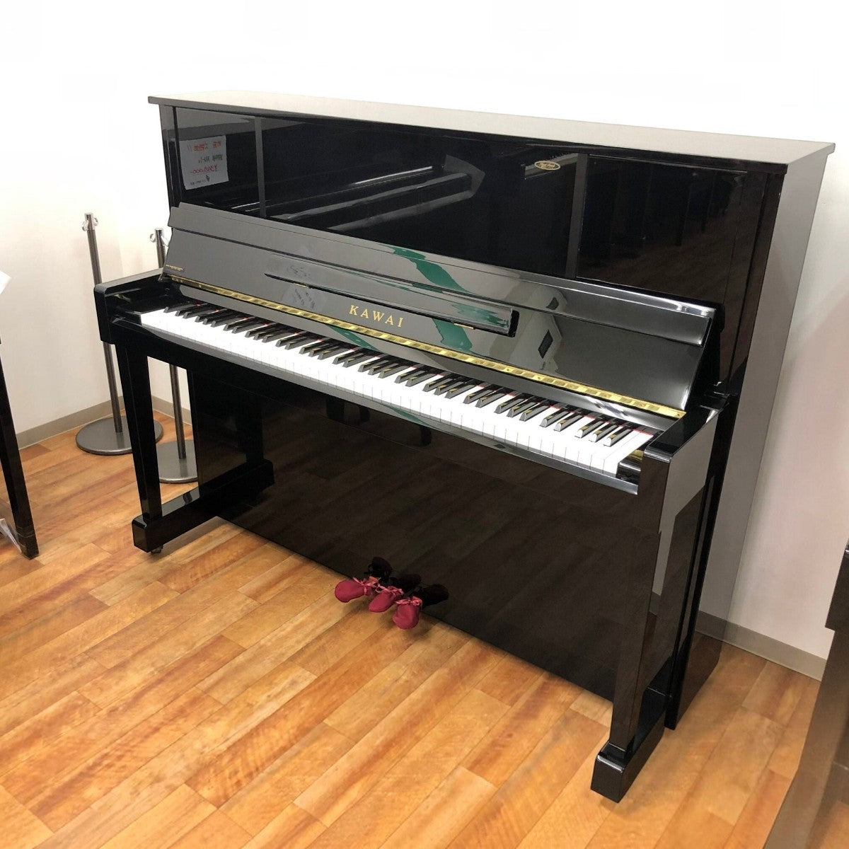 Đàn piano cơ upright Kawai KU10 màu đen bóng sang trọng tại cửa hàng TÂN NHẠC CỤ