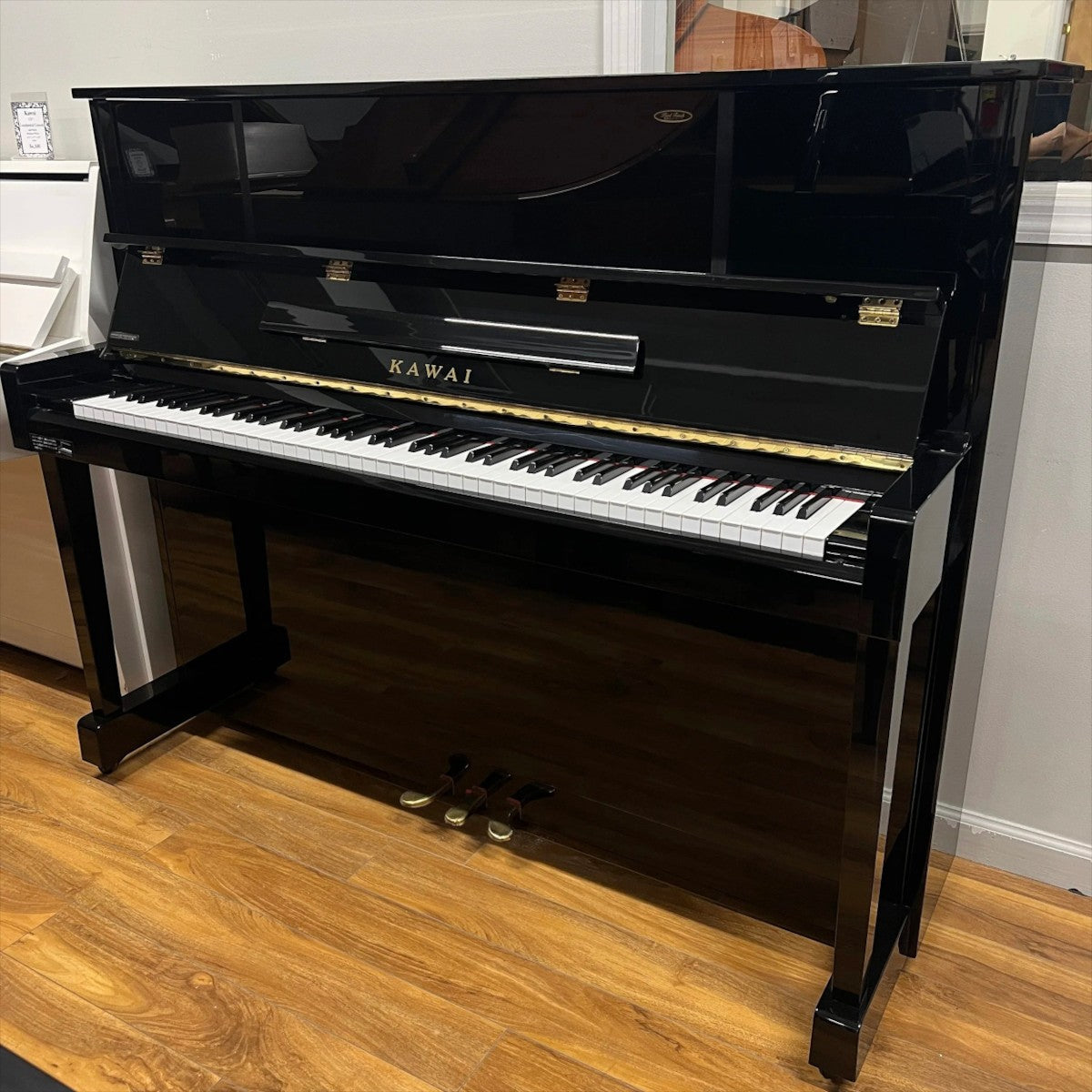 Đàn piano cơ upright Kawai KU10 màu đen bóng sang trọng tại cửa hàng TÂN NHẠC CỤ