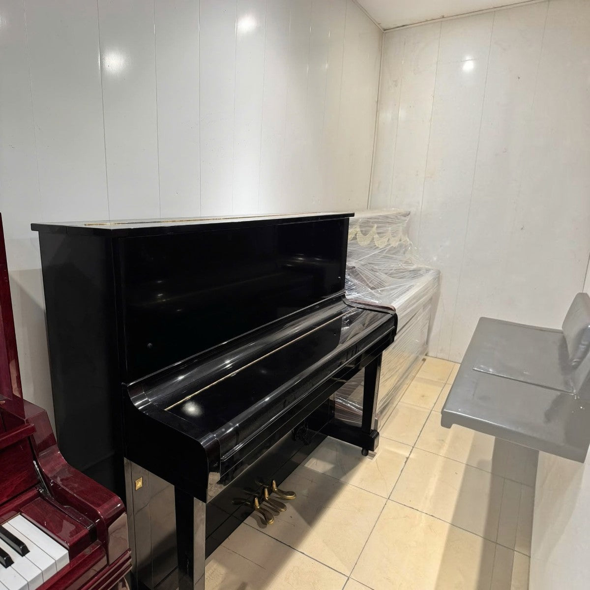 Đàn piano cơ Kawai KU1D màu đen bóng sang trọng tại cửa hàng TÂN NHẠC CỤ