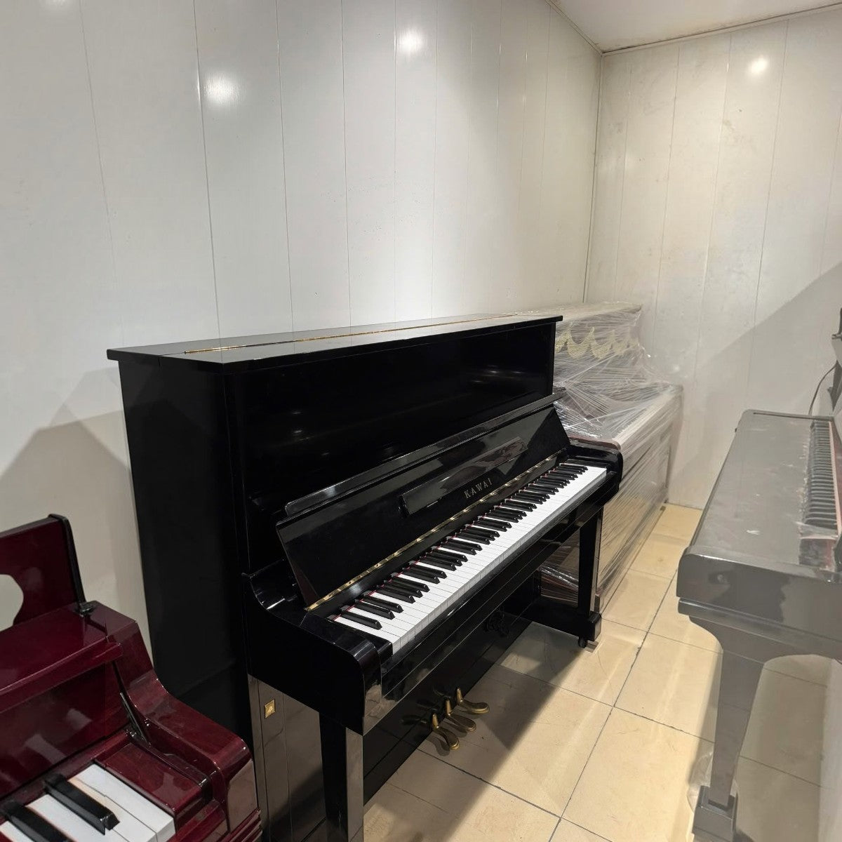 Đàn piano cơ Kawai KU1D màu đen bóng sang trọng tại cửa hàng TÂN NHẠC CỤ