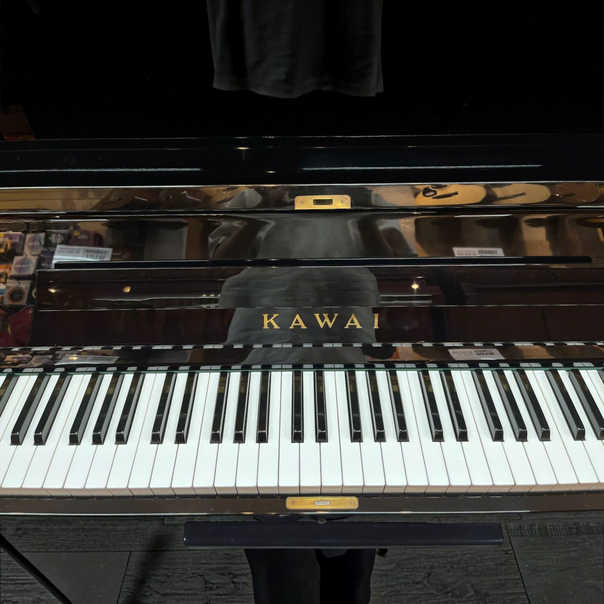 Đàn piano cơ upright Kawai KU2D màu đen bóng sang trọng tại Tân Nhạc Cụ với thiết kế cổ điển bền bỉ