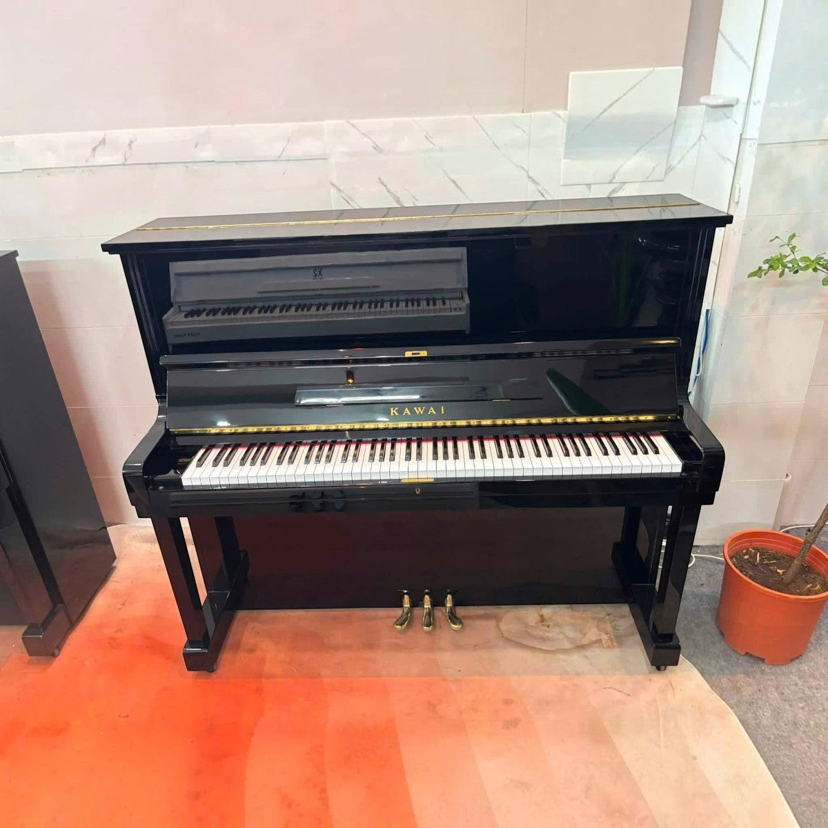 Đàn piano cơ upright Kawai KU2D màu đen bóng sang trọng tại cửa hàng TÂN NHẠC CỤ