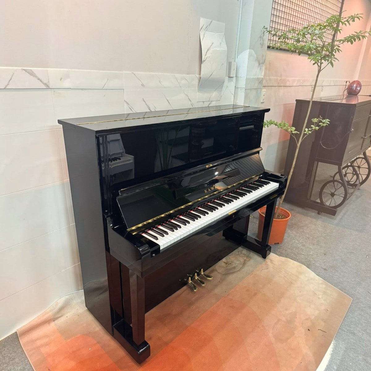Đàn piano cơ upright Kawai KU2D màu đen bóng sang trọng tại TÂN NHẠC CỤ