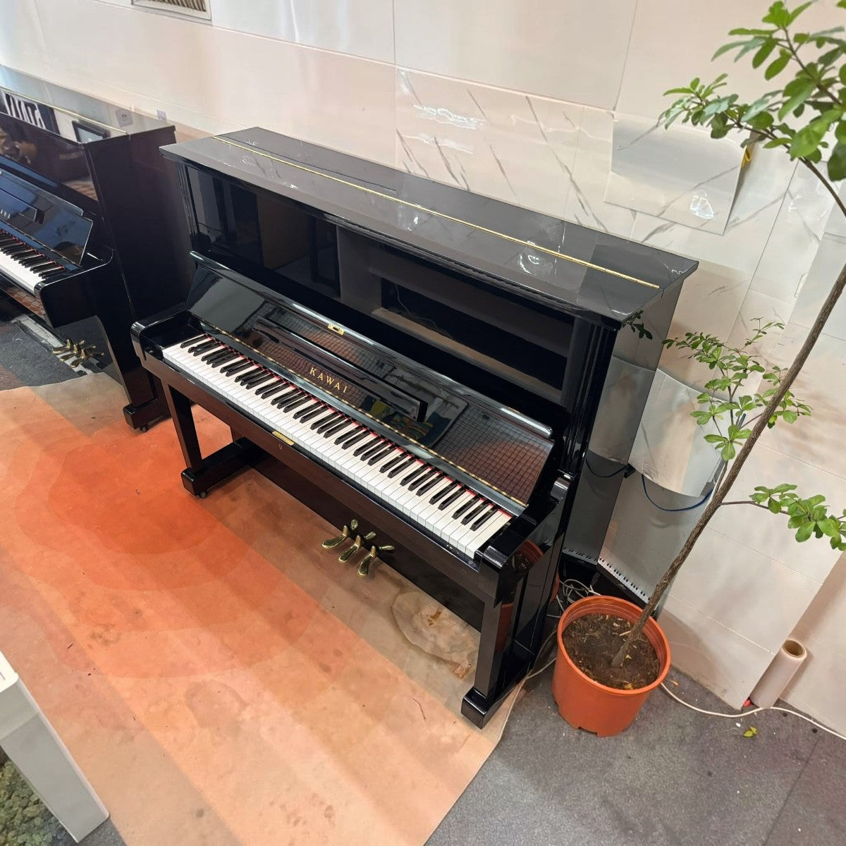 Đàn piano cơ upright Kawai KU2D màu đen bóng sang trọng tại cửa hàng TÂN NHẠC CỤ