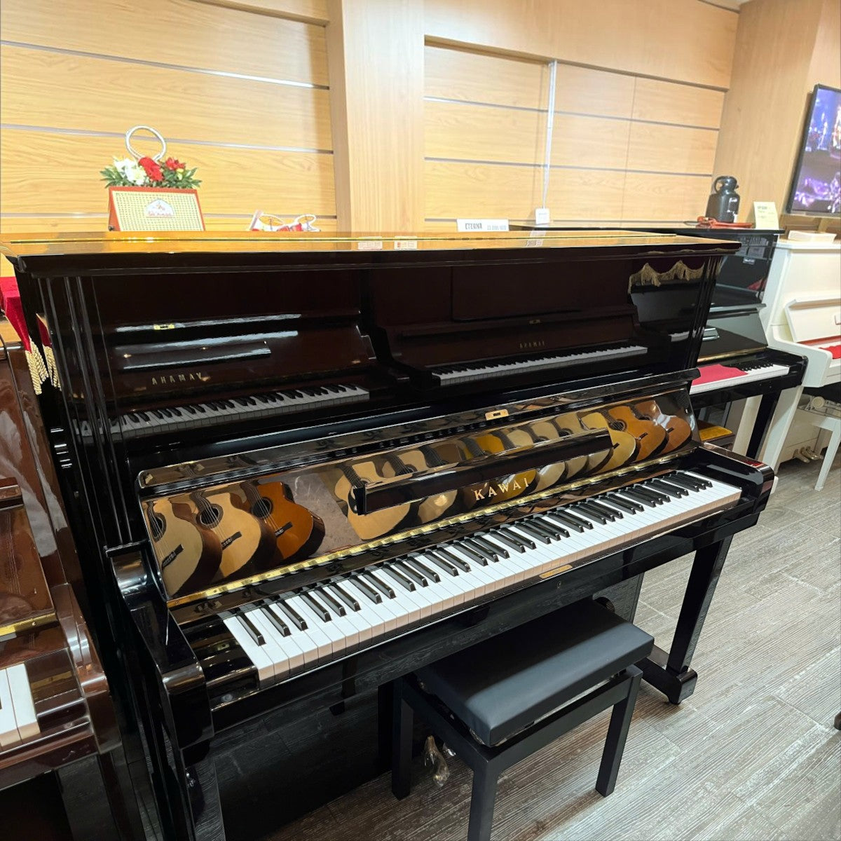 Đàn piano cơ upright Kawai KU2D màu đen bóng sang trọng tại cửa hàng TÂN NHẠC CỤ