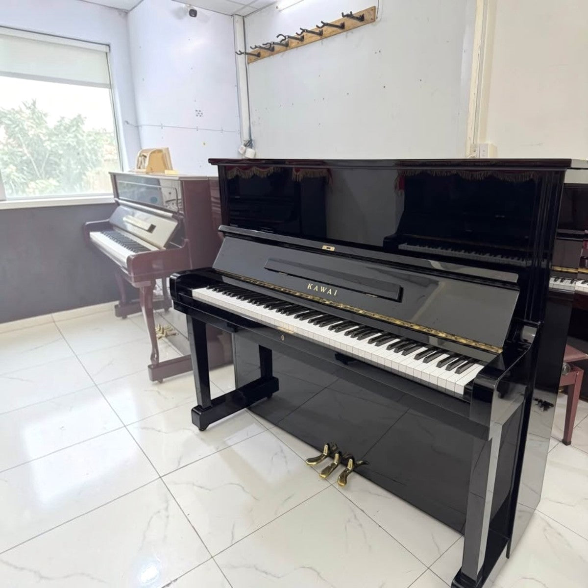 Đàn piano cơ upright Kawai KU2D màu đen bóng sang trọng tại cửa hàng TÂN NHẠC CỤ