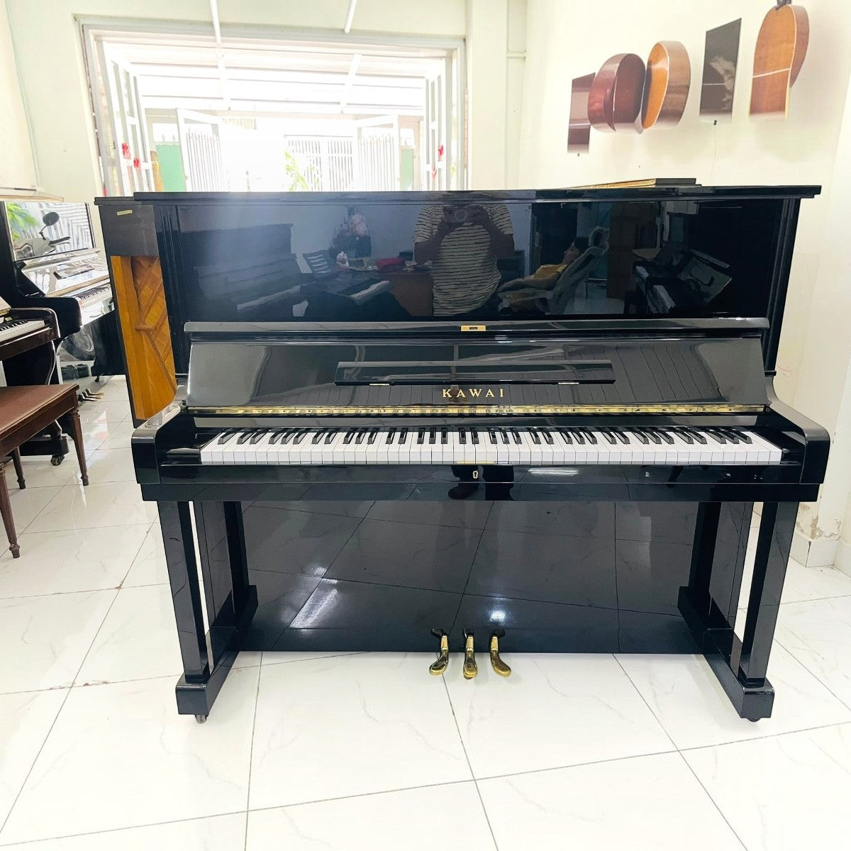 Đàn piano cơ upright Kawai KU2D màu đen bóng sang trọng tại cửa hàng TÂN NHẠC CỤ