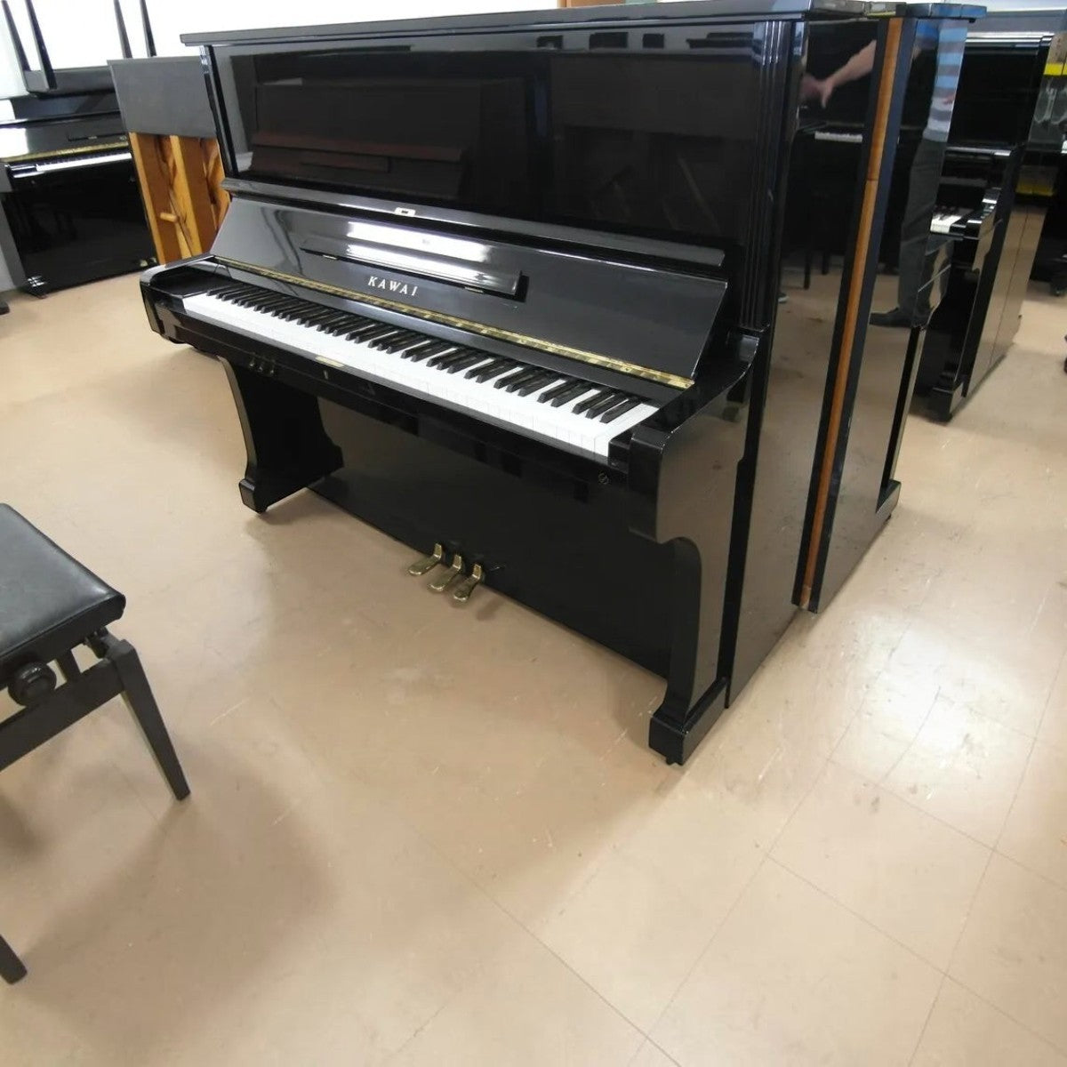 Đàn piano cơ upright TÂN NHẠC CỤ Kawai KU3 màu đen bóng sang trọng với thiết kế cổ điển và bàn phím 88 nốt