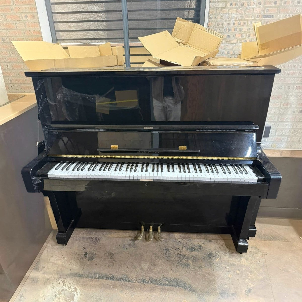 Đàn piano cơ upright Kawai KU3 màu đen bóng sang trọng, thiết kế cổ điển tại TÂN NHẠC CỤ