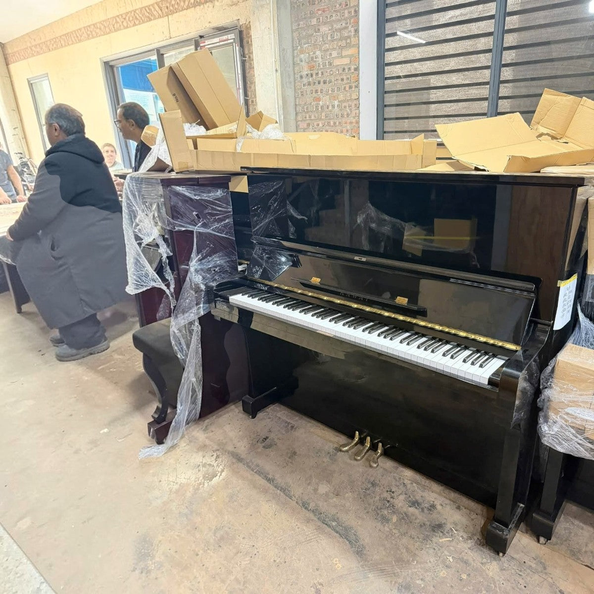 Đàn piano cơ upright Kawai KU3 màu đen bóng sang trọng tại cửa hàng TÂN NHẠC CỤ