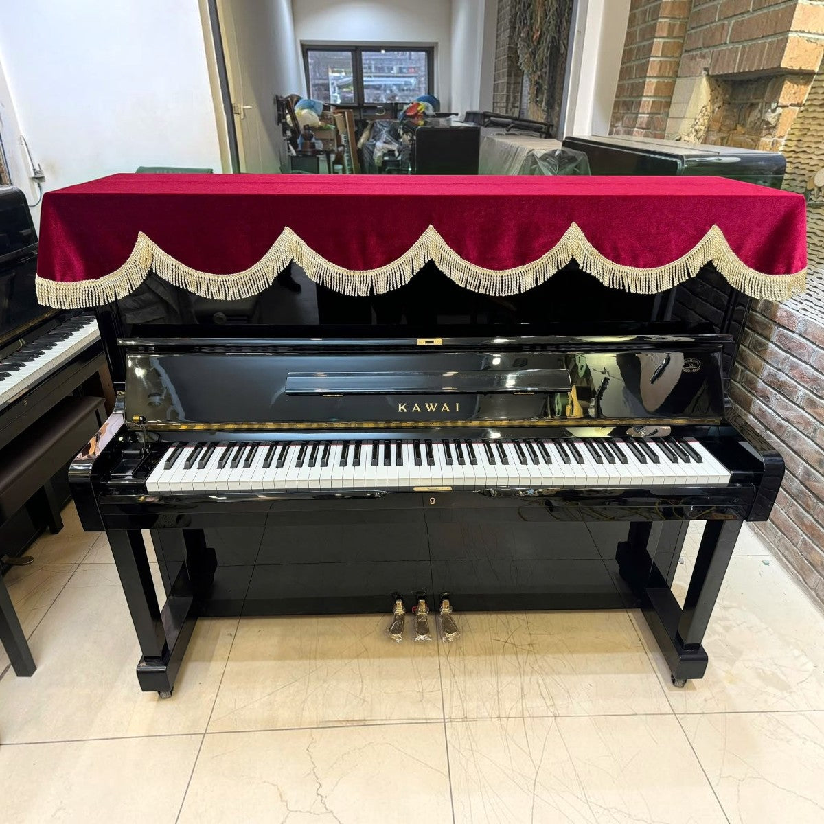 Đàn piano cơ upright Kawai NS15 màu đen bóng sang trọng tại TÂN NHẠC CỤ, phủ khăn nhung đỏ trang trí