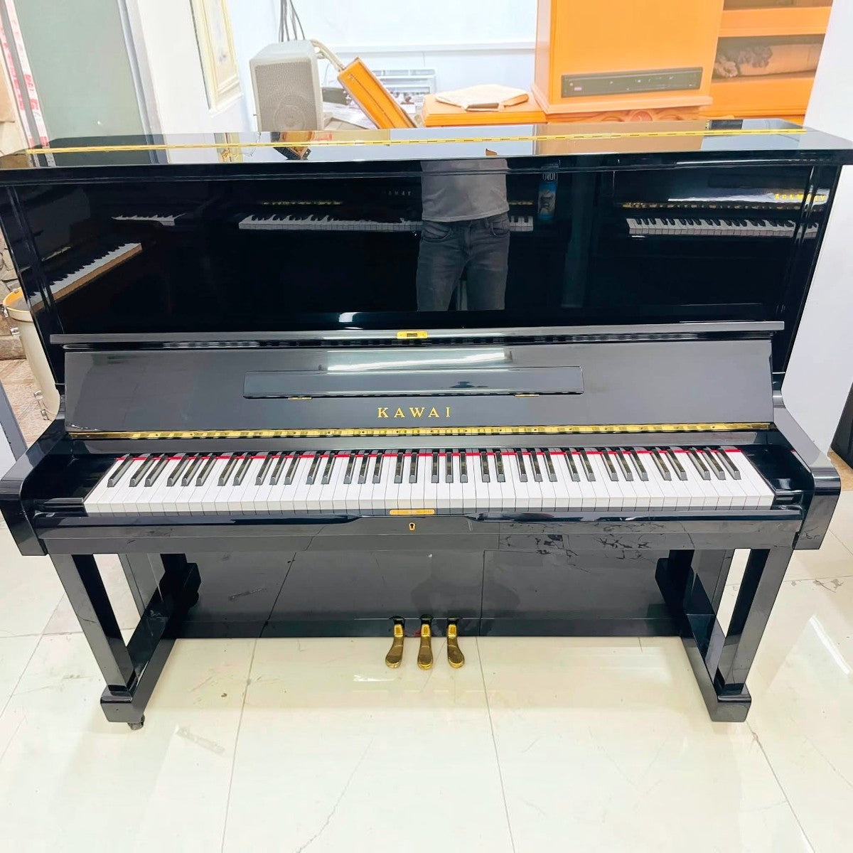 Đàn piano cơ upright Kawai NS15 màu đen bóng sang trọng tại TÂN NHẠC CỤ, thiết kế 125cm với 3 pedal vàng