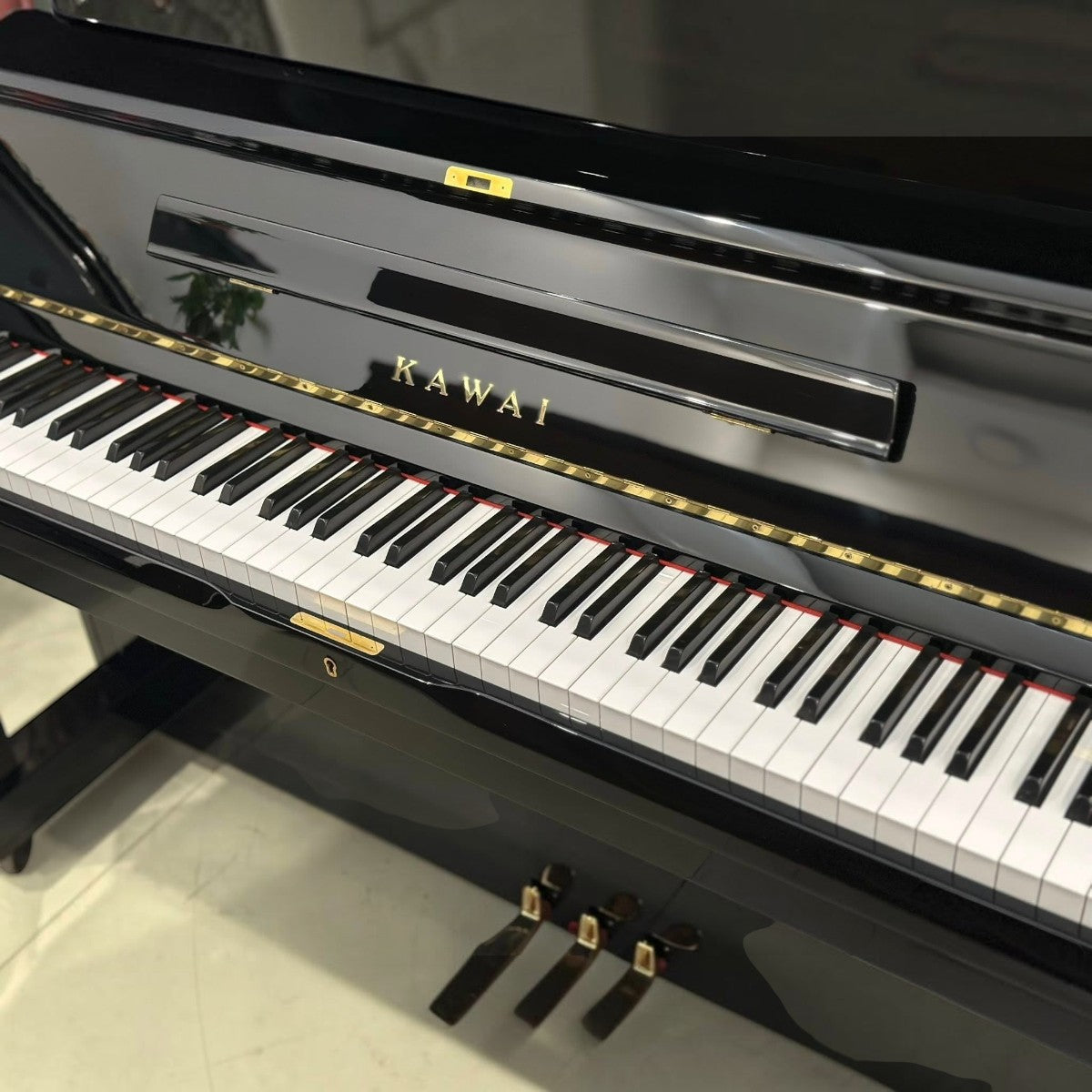 Đàn piano cơ upright Kawai NS15 màu đen bóng sang trọng tại TÂN NHẠC CỤ với thiết kế phím đàn tinh tế