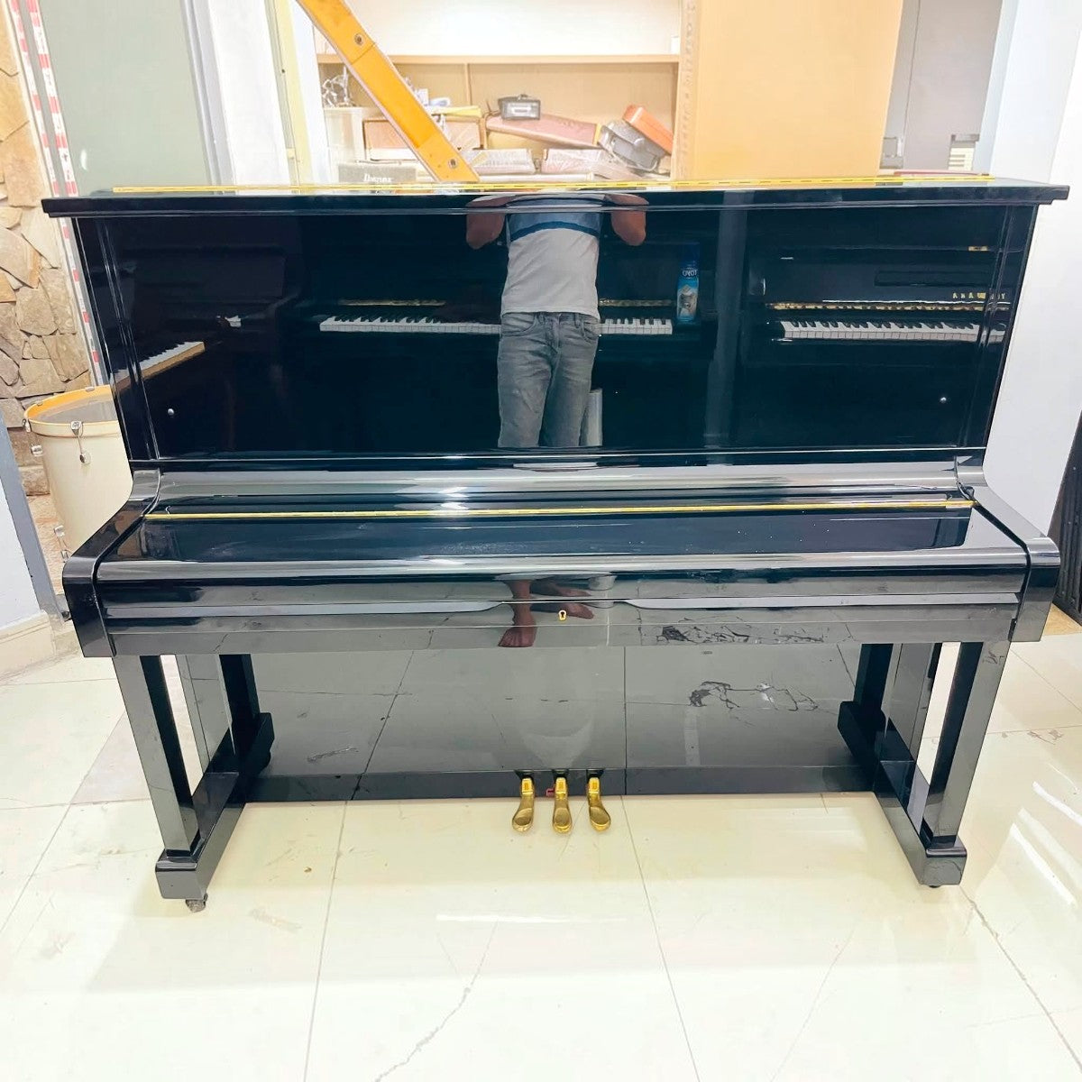 Đàn piano cơ upright Kawai NS15 màu đen bóng sang trọng tại Tân Nhạc Cụ, thiết kế 125cm với 3 pedal vàng