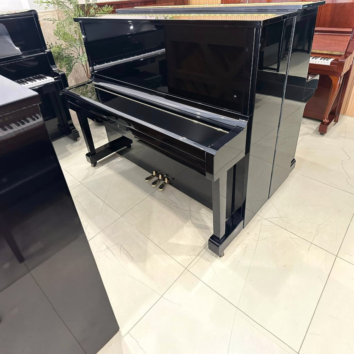 Đàn piano cơ upright Kawai NS15 màu đen bóng sang trọng tại TÂN NHẠC CỤ, thiết kế cỡ vừa 125cm tinh tế.