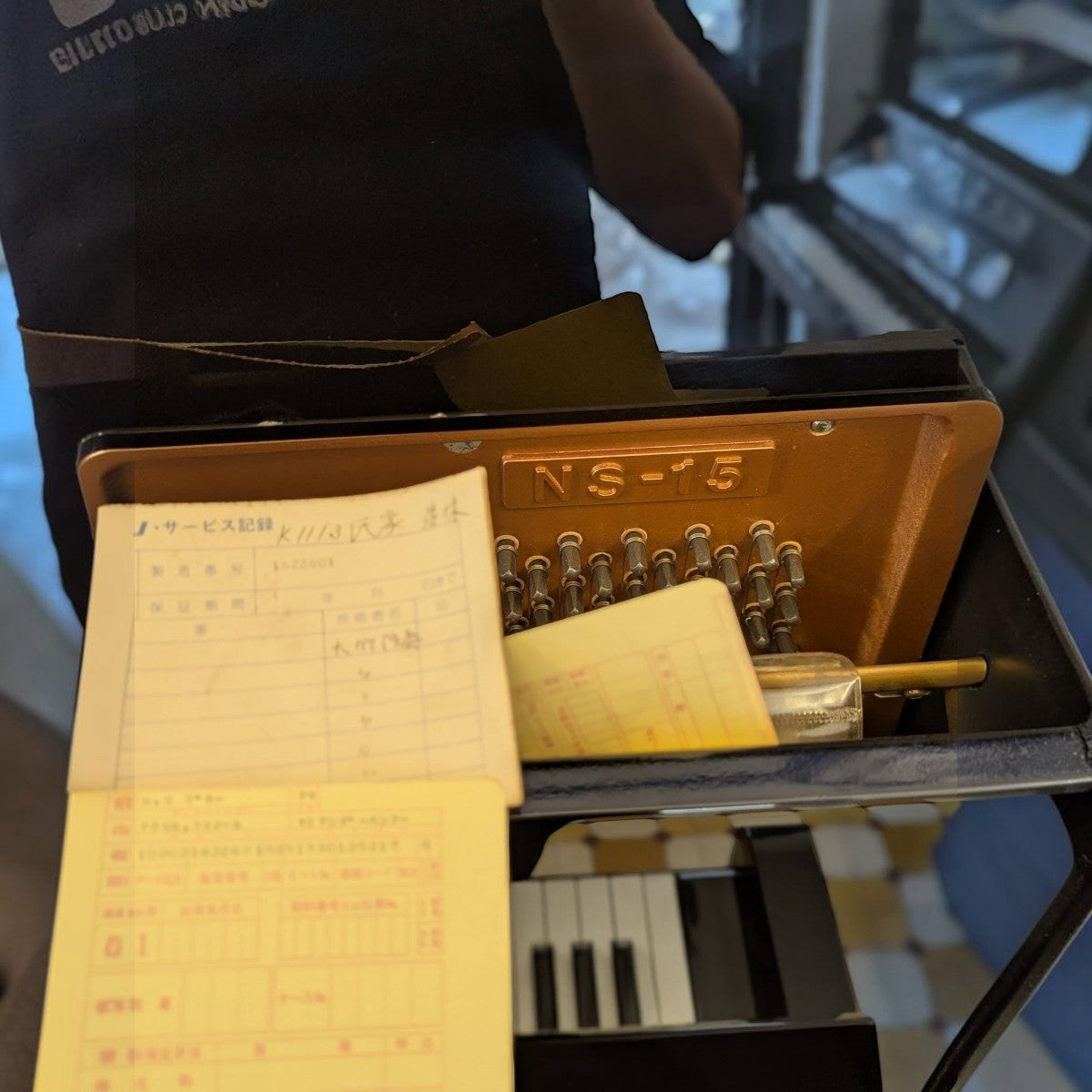 Đàn piano cơ Kawai NS15 màu đen bóng tại Tân Nhạc Cụ với bảng số serial trên khung gang