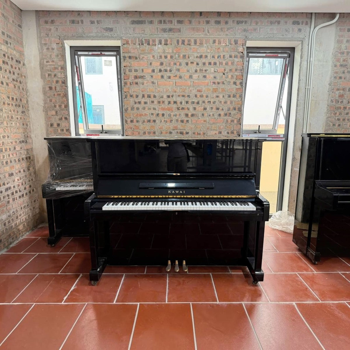 Đàn piano cơ upright Kawai NS15 màu đen bóng sang trọng tại showroom TÂN NHẠC CỤ