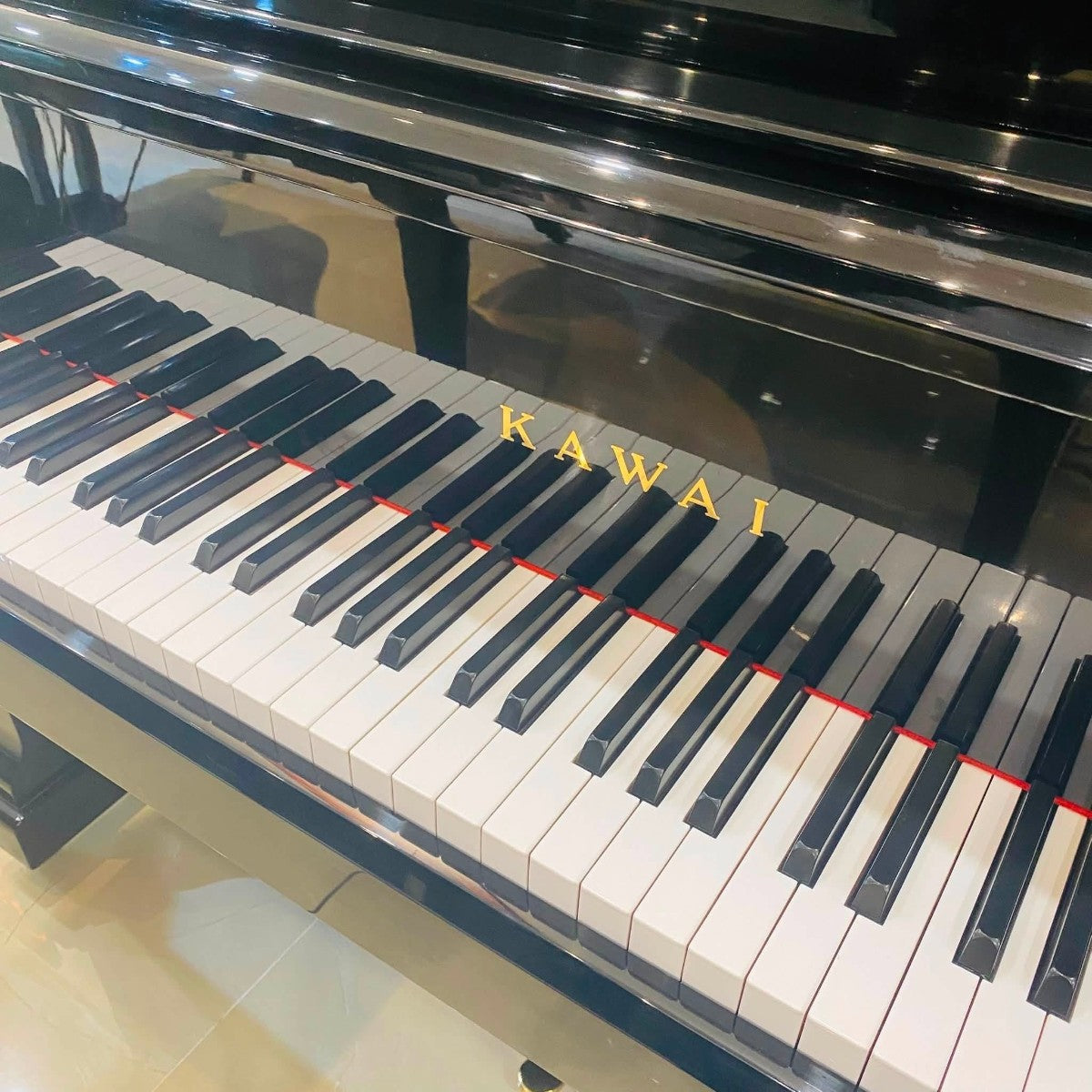 Bàn phím đàn piano cơ Kawai US50 màu đen bóng sang trọng tại TÂN NHẠC CỤ