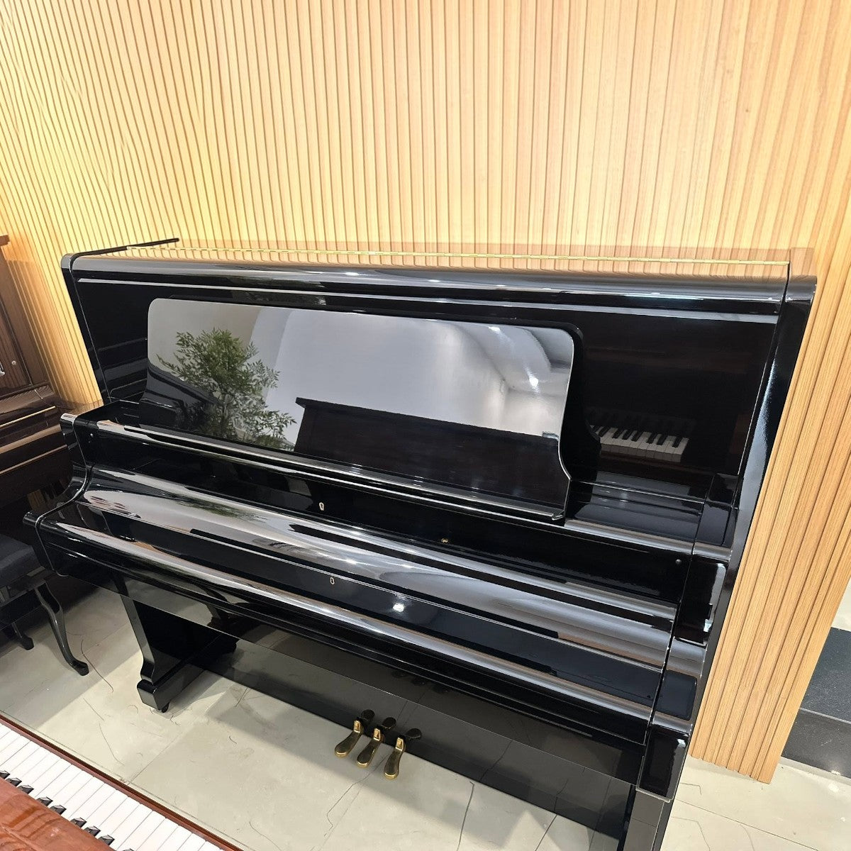 Đàn piano cơ upright Kawai US50 màu đen bóng sang trọng tại TÂN NHẠC CỤ, thiết kế cao cấp với độ hoàn thiện tinh xảo.