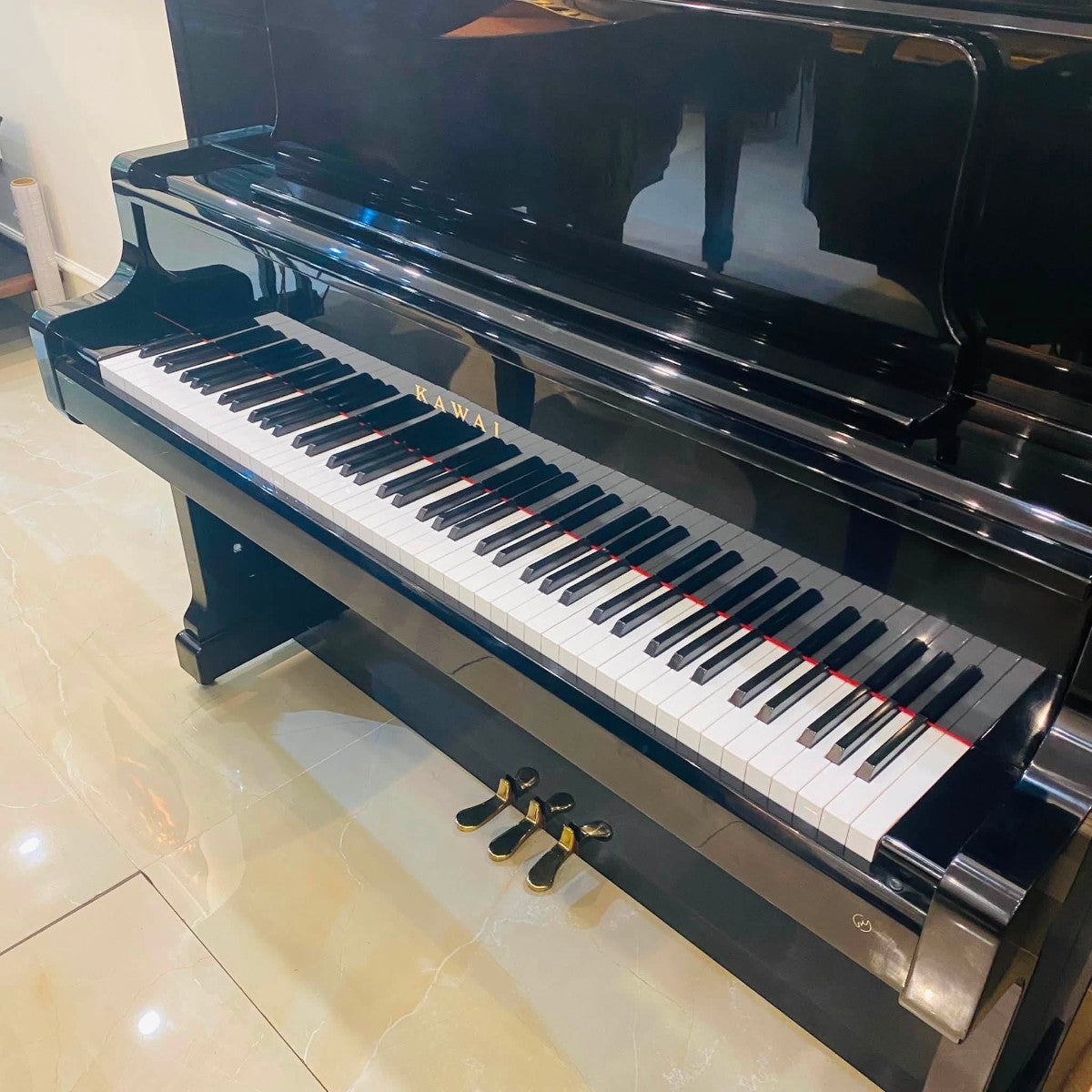 Đàn piano cơ upright Kawai US50 màu đen bóng sang trọng tại TÂN NHẠC CỤ với thiết kế cao cấp và phím đàn tinh tế