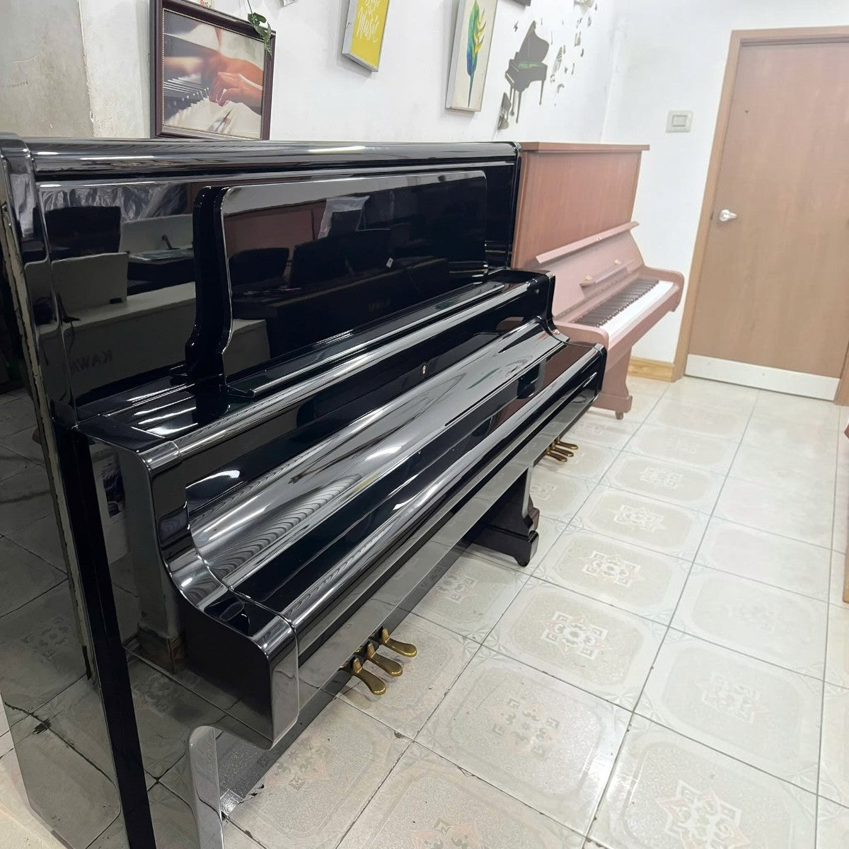 Đàn piano cơ upright Kawai US50 màu đen bóng sang trọng tại cửa hàng TÂN NHẠC CỤ