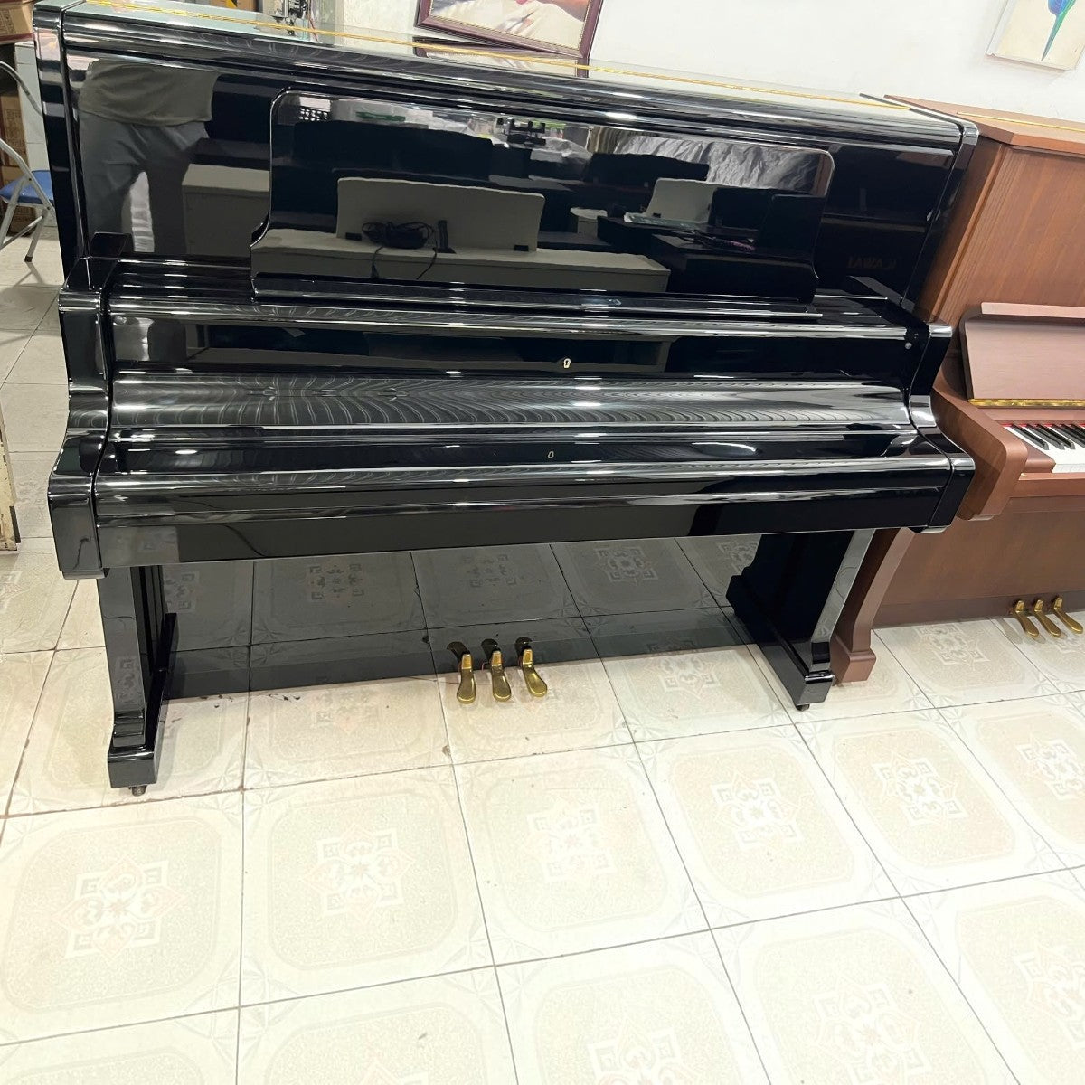 Đàn piano cơ upright Kawai US50 màu đen bóng sang trọng tại TÂN NHẠC CỤ với thiết kế cao cấp và bộ máy bền bỉ