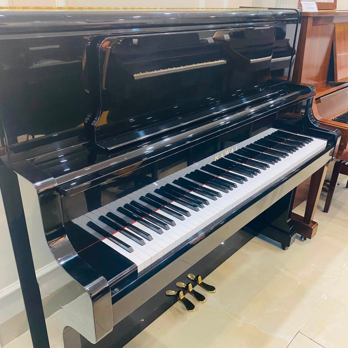 Đàn piano cơ upright Kawai US50 màu đen bóng sang trọng tại TÂN NHẠC CỤ, thiết kế cao cấp với 3 pedal vàng