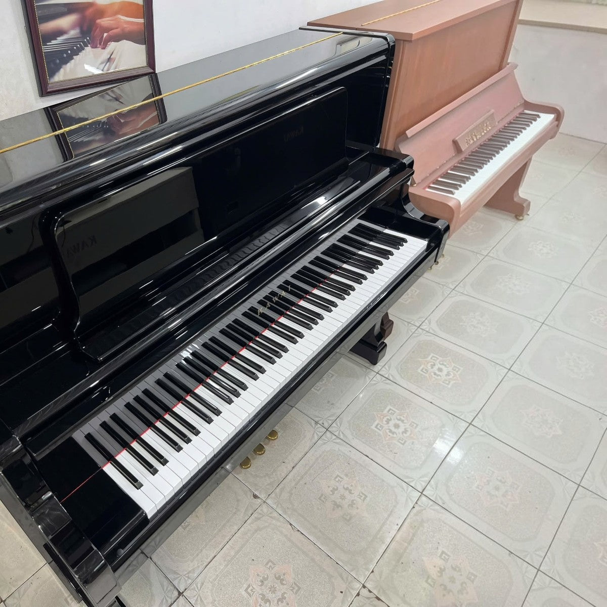Đàn piano cơ Kawai US50 màu đen bóng sang trọng tại TÂN NHẠC CỤ, thiết kế upright cao cấp với phím đàn trắng đen