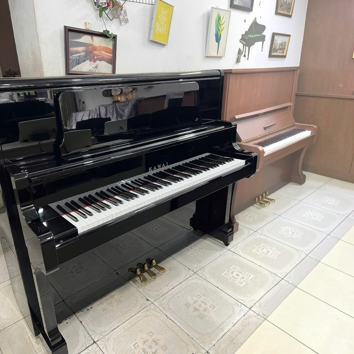 Đàn piano cơ upright Kawai US50 màu đen bóng sang trọng tại cửa hàng TÂN NHẠC CỤ