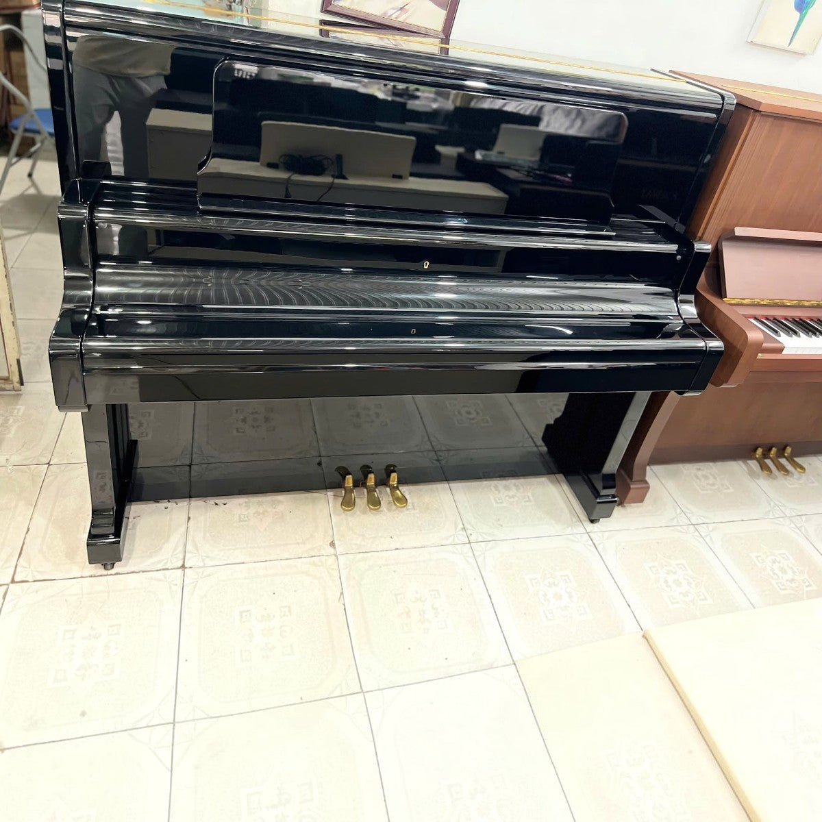 Đàn piano cơ upright Kawai US50 màu đen bóng sang trọng tại Tân Nhạc Cụ