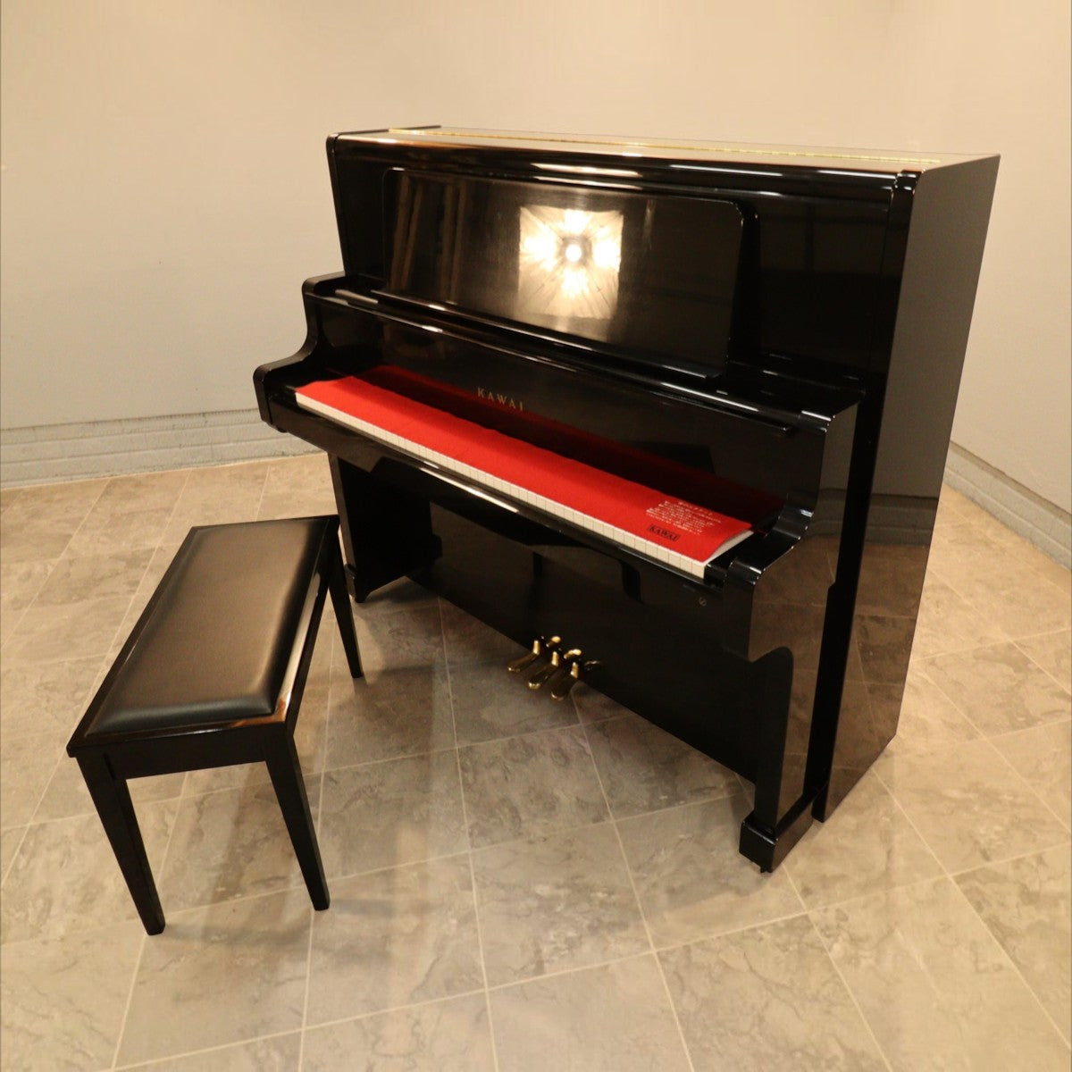 Đàn piano cơ upright Kawai US55 màu đen bóng sang trọng tại TÂN NHẠC CỤ, thiết kế concert upright cao 132cm.