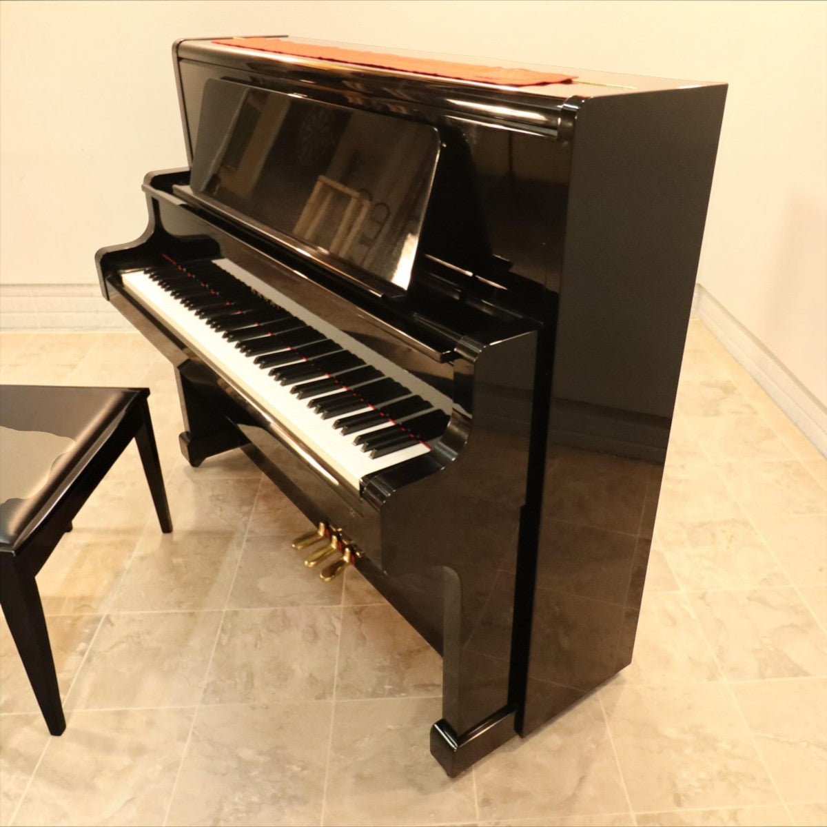 Đàn piano cơ upright Kawai US55 màu đen bóng sang trọng tại TÂN NHẠC CỤ với thiết kế concert upright cỡ lớn 132cm