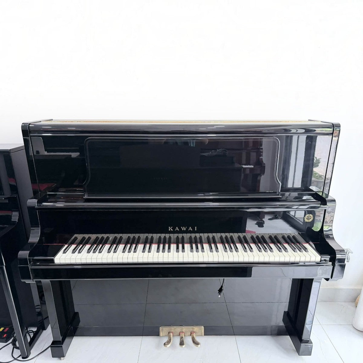 Đàn piano cơ upright Kawai US7X màu đen bóng sang trọng tại TÂN NHẠC CỤ, thiết kế upright grand cao cấp 132cm.