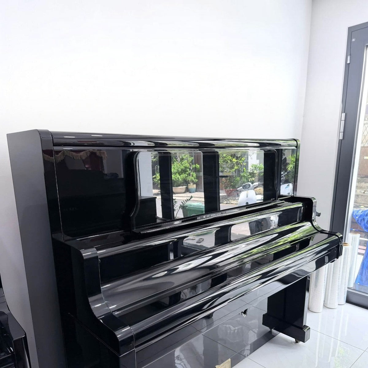 Đàn piano cơ upright Kawai US7X màu đen bóng sang trọng tại TÂN NHẠC CỤ, thiết kế upright grand cao cấp 132cm.