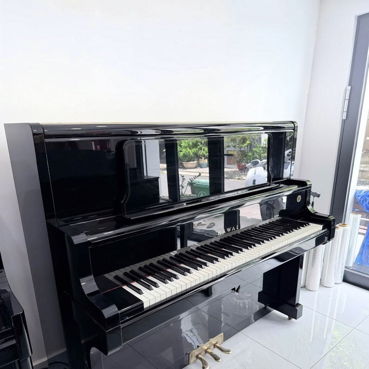Đàn piano cơ upright Kawai US7X màu đen bóng sang trọng tại TÂN NHẠC CỤ, thiết kế upright grand cao cấp.