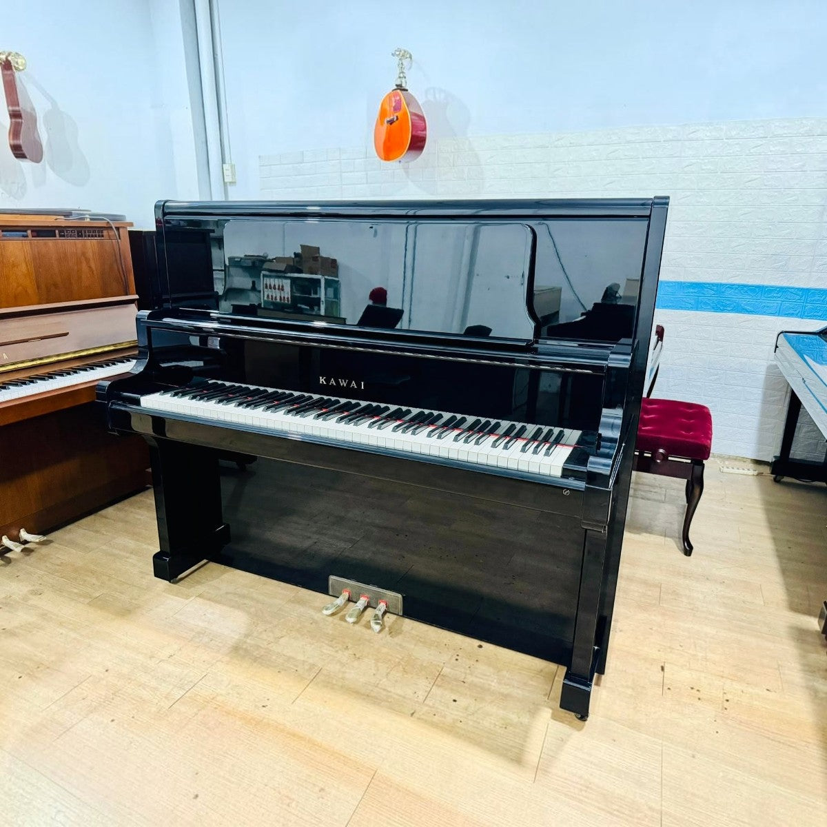 Đàn piano cơ upright Kawai US7X màu đen bóng sang trọng tại Tân Nhạc Cụ, thiết kế upright grand cao cấp