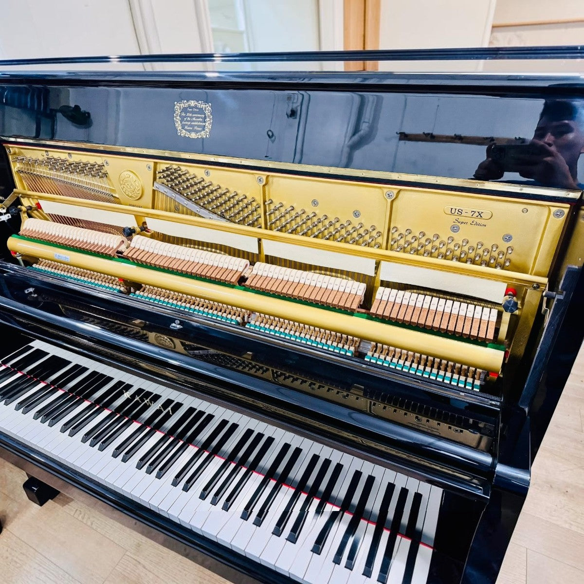 Đàn piano cơ upright Kawai US7X màu đen bóng tại TÂN NHẠC CỤ, thiết kế cao cấp với bộ máy tinh xảo bên trong.