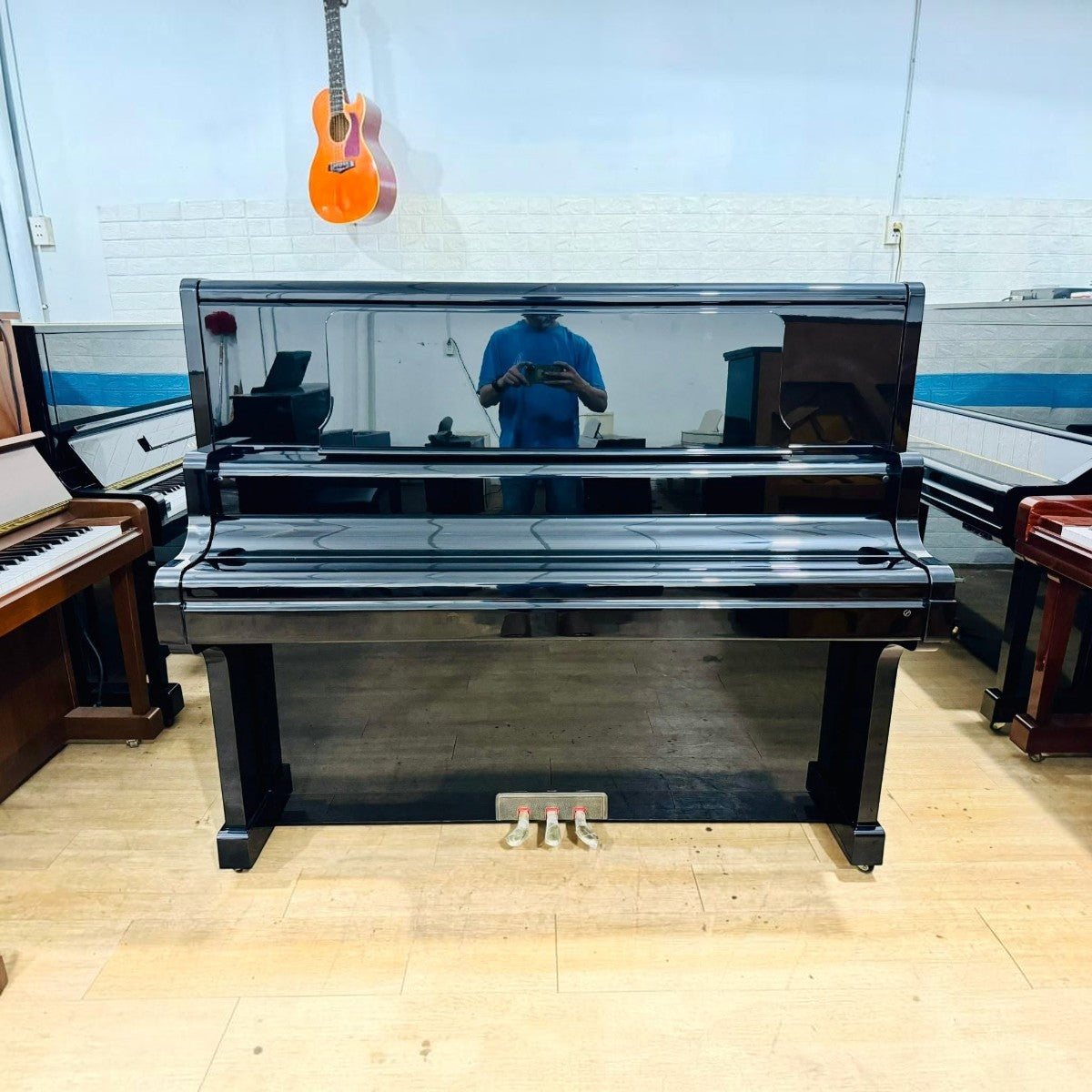 Đàn piano cơ upright Kawai US7X màu đen bóng sang trọng tại TÂN NHẠC CỤ, thiết kế upright grand cao cấp.