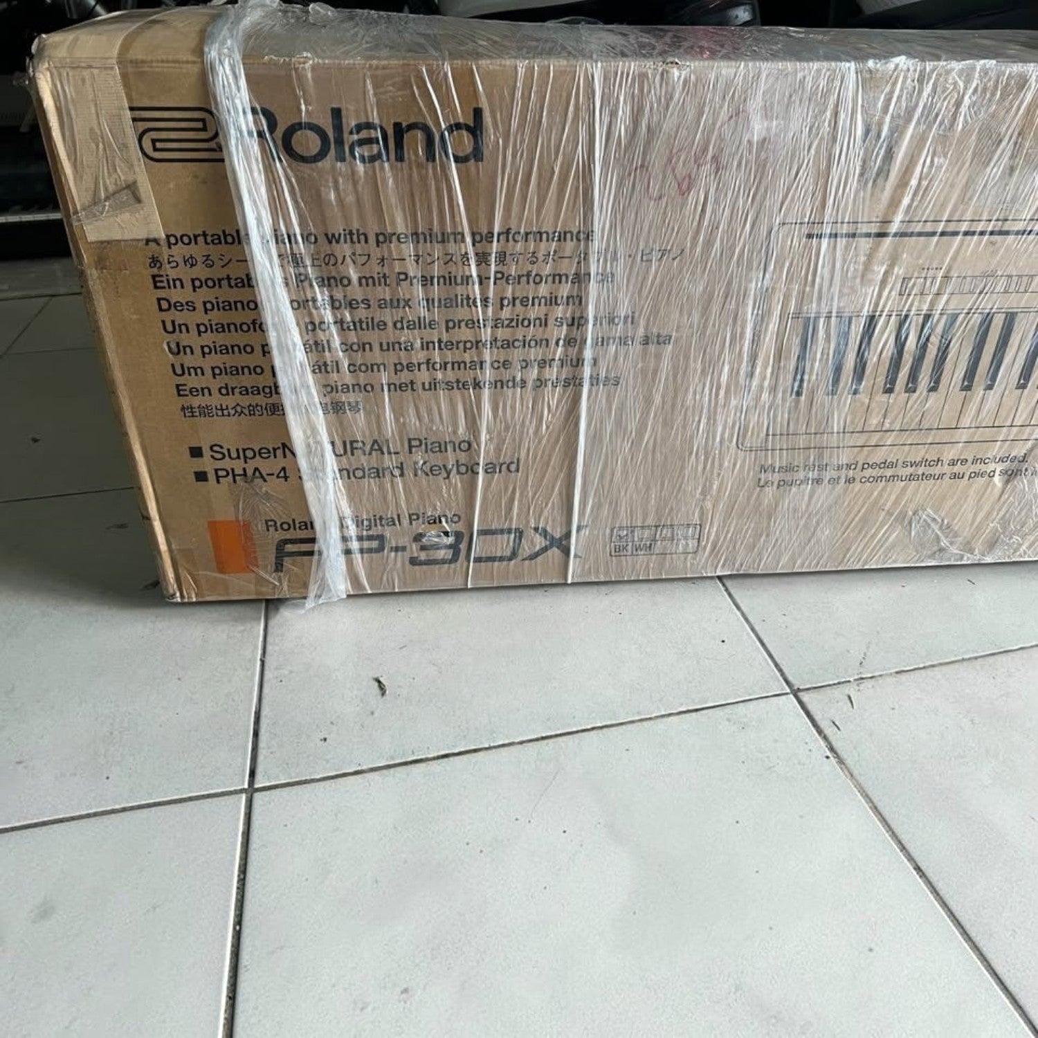Thùng đàn piano điện Roland FP-90X mới nguyên hộp tại TÂN NHẠC CỤ, bọc nilon bảo vệ chắc chắn.