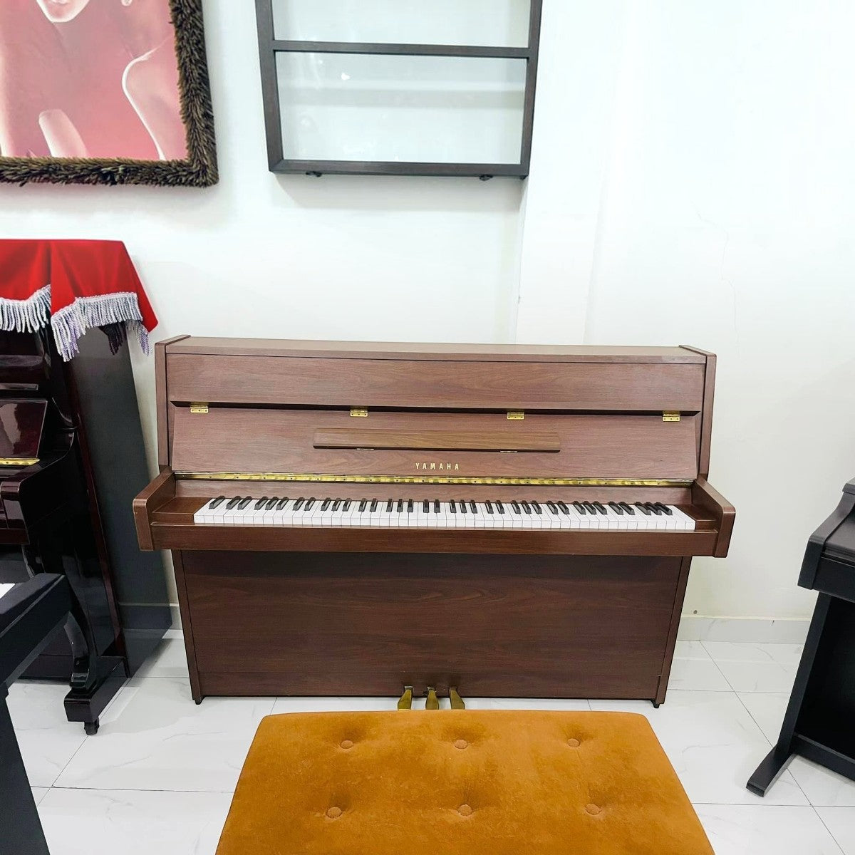 Đàn piano cơ Yamaha MC101 vân gỗ Mahogany sang trọng tại TÂN NHẠC CỤ, thiết kế console gọn nhẹ, ấm áp.