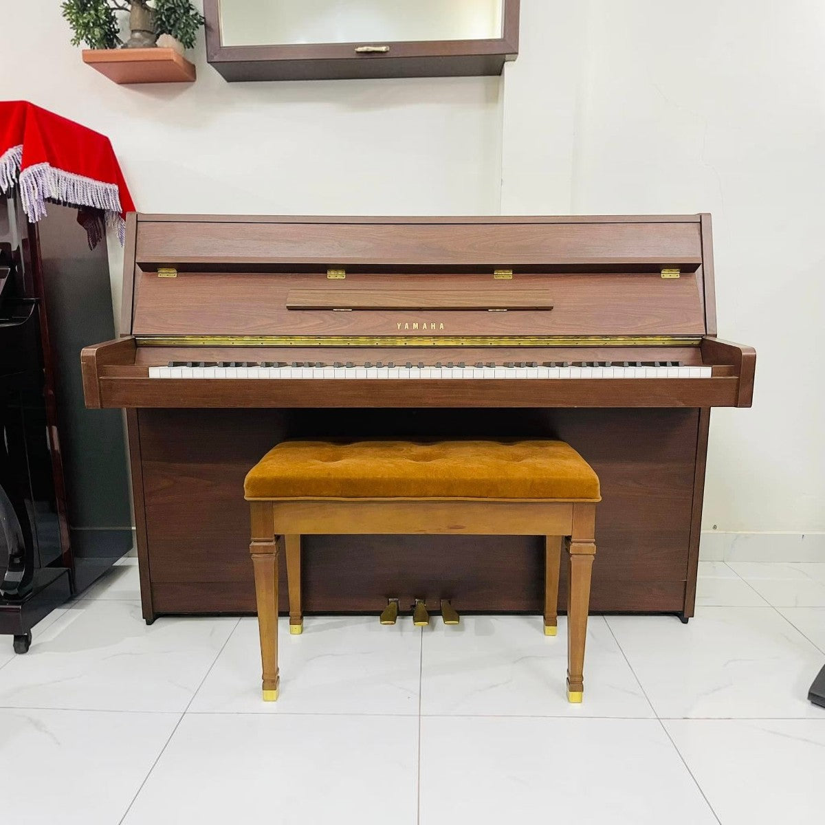 Đàn piano cơ Yamaha MC101 vân gỗ Mahogany sang trọng với ghế đệm nhung tại cửa hàng TÂN NHẠC CỤ