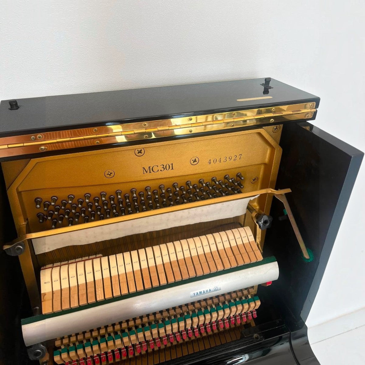 Đàn piano cơ TÂN NHẠC CỤ Yamaha MC301 màu đen bóng với khung gang V-Pro và bộ máy bên trong chi tiết