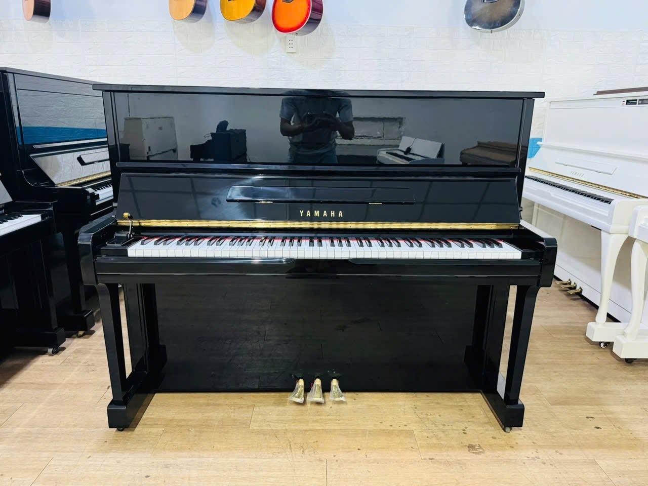 Đàn piano cơ Yamaha U100 màu đen bóng sang trọng tại TÂN NHẠC CỤ, thiết kế upright hiện đại với 3 pedal