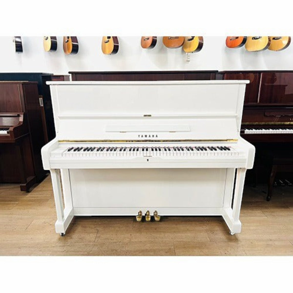 Đàn piano cơ Yamaha U1G màu trắng bóng sang trọng tại TÂN NHẠC CỤ, thiết kế upright nhỏ gọn 121cm