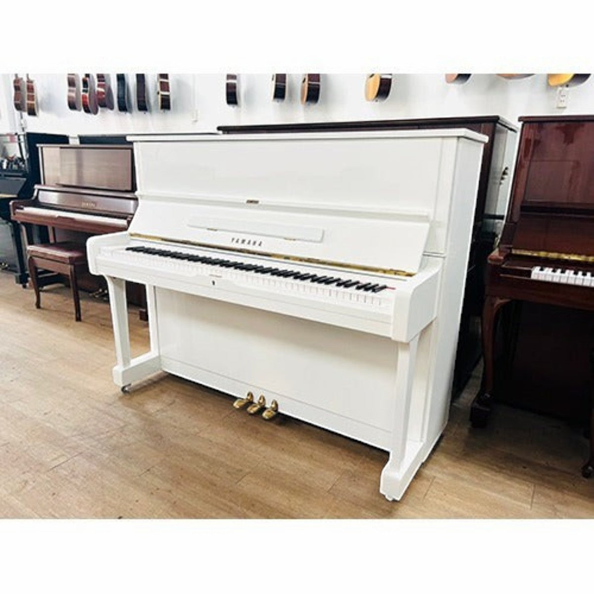 Đàn piano cơ Yamaha U1G màu trắng bóng sang trọng tại cửa hàng TÂN NHẠC CỤ