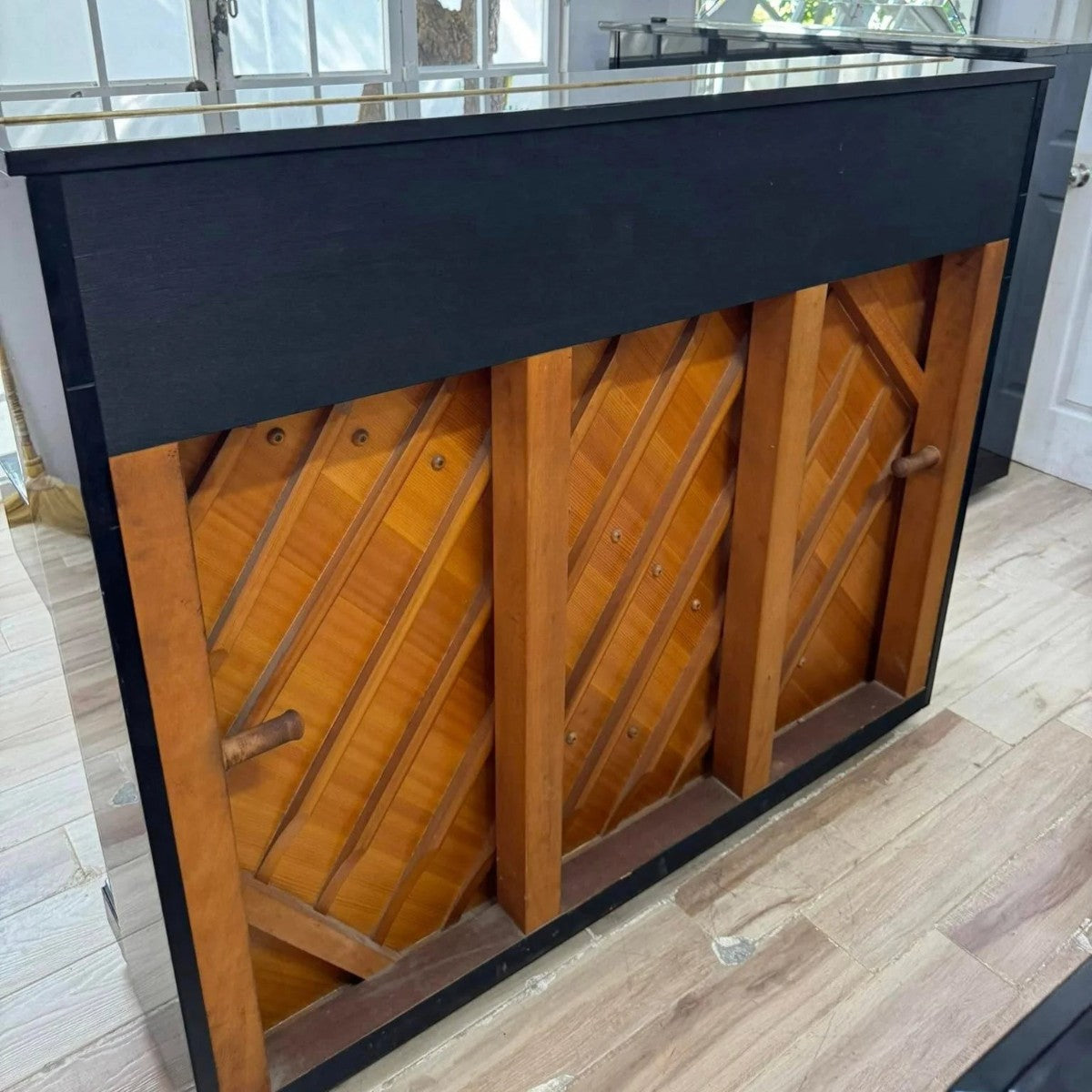 Bảng cộng hưởng gỗ vân sam bên trong đàn piano cơ Yamaha U2A tại TÂN NHẠC CỤ